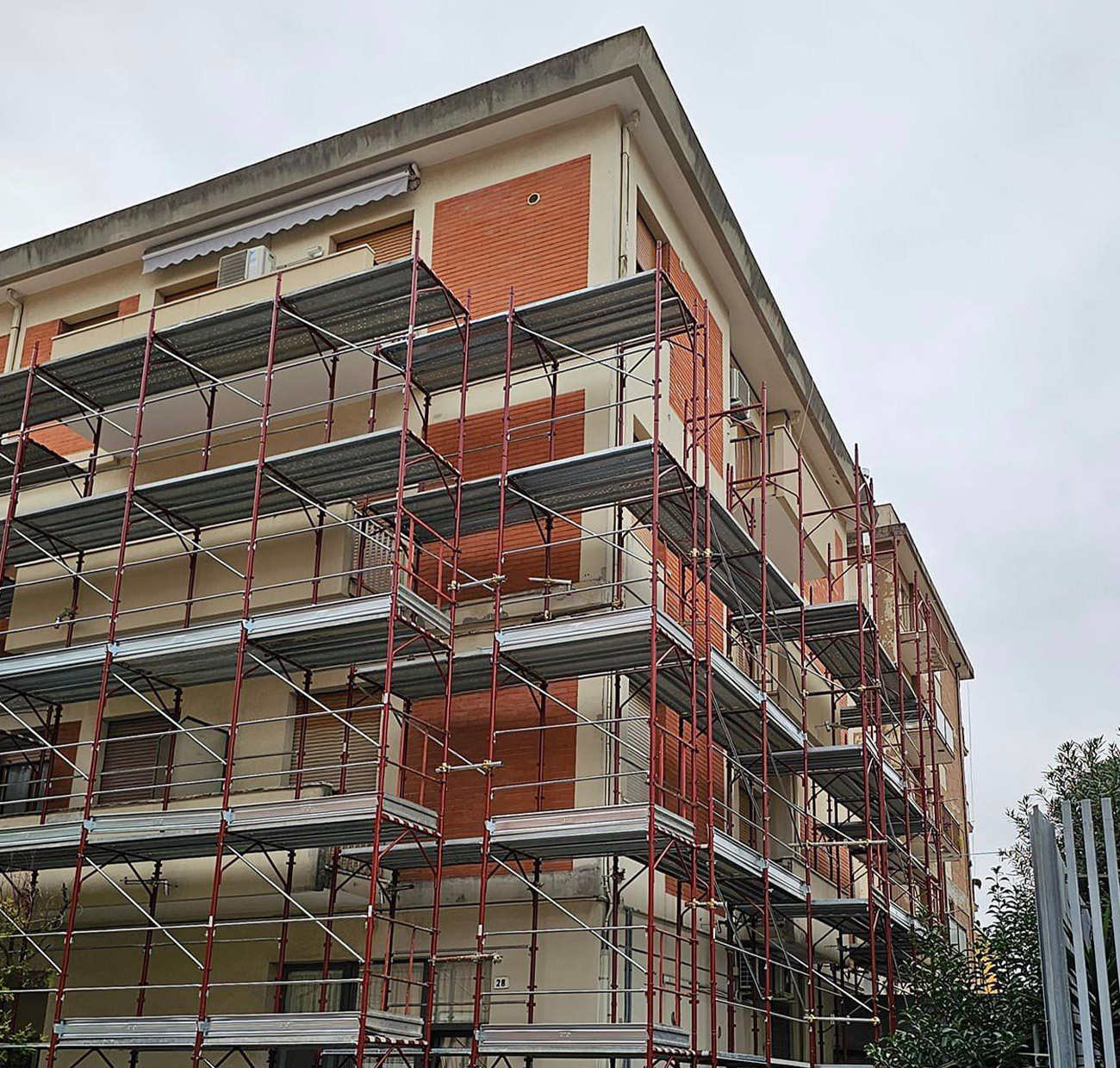 Montaggio, smontaggio e noleggio ponteggi Servizi di edilizia ALBA COSTRUZIONI a Calcinelli e in tutta l'Italia